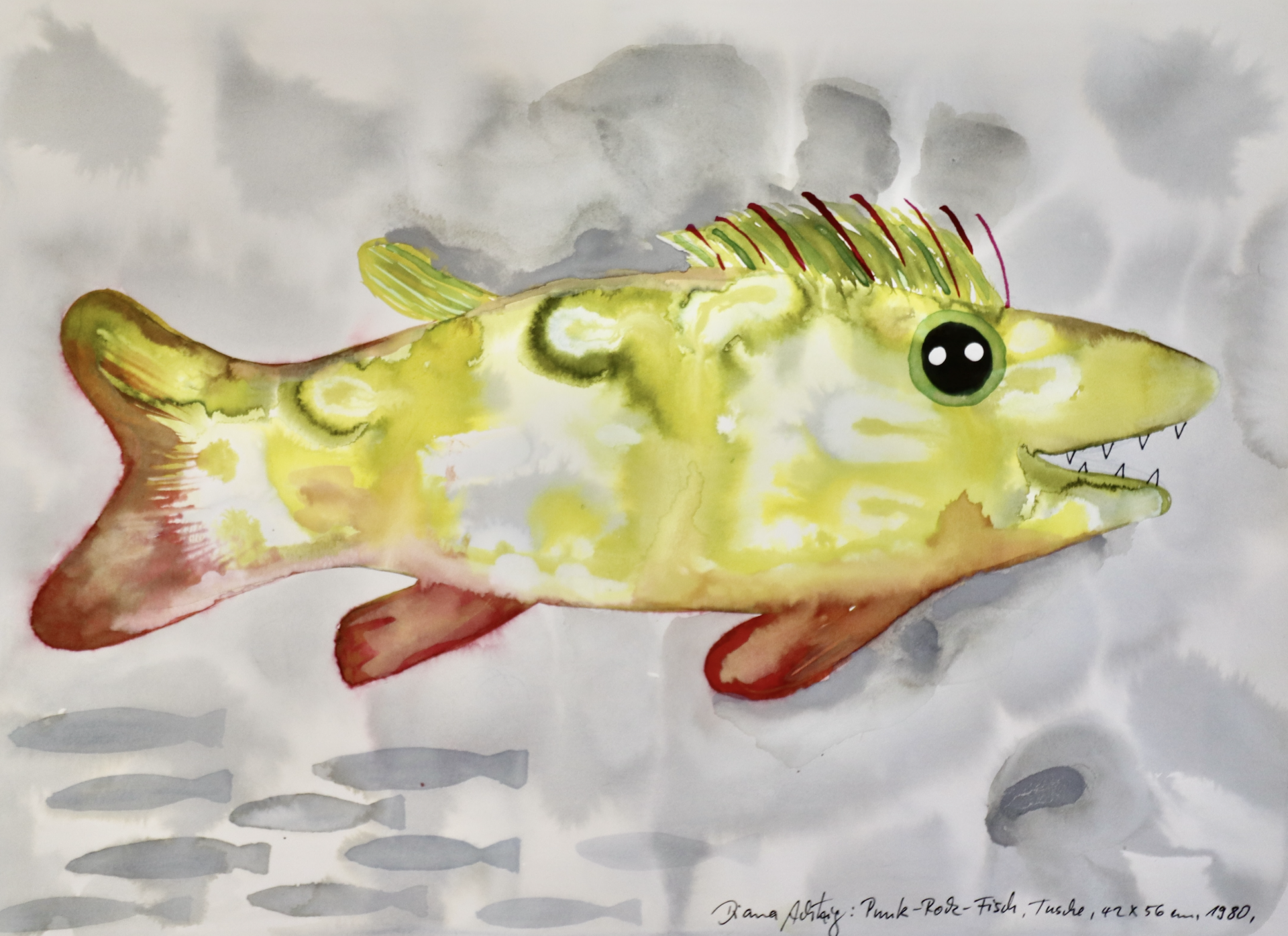 Diana Achtzig: „Punk-Rock-Fisch“, Tusche auf Papier, 42 x 56 cm, 1980, 120 €. Die farbenfrohen lachenden Fischbilder von Diana Achtzig werden vom 2. Oktober bis 3. Dezember 2024 in der DEGEWO Hochhaus Galerie in Berlin ausgestellt. Unter dem Titel „Das Fischbild – Tuschemalerei auf Papier“ präsentiert die Einzelausstellung humorvolle, lachende Fische als Hauptmotive in einer Serie farbiger Tuschearbeiten. Galeristin Heidrun Kaiser lädt ein, die Werke zu erleben, die von der chinesischen und japanischen Tuschekunst inspiriert sind.