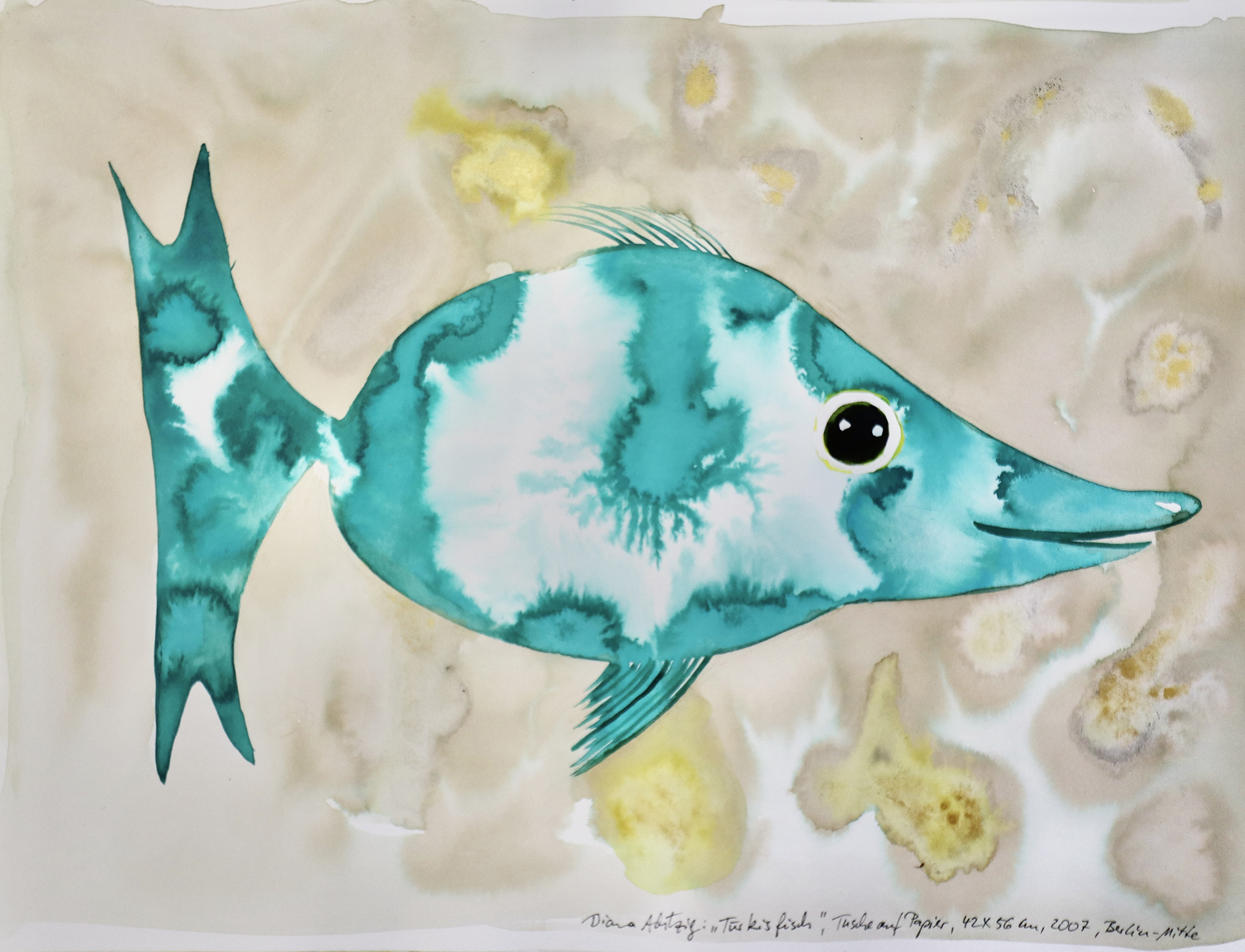 Diana Achtzig: Der lächelnde „Türkisfisch“, Tusche auf Papier, 42 x 56 cm, 2007, 120 €. Dieses fröhliche Fischbild in farbiger Tusche ist Teil einer Serie, die vom 2. Oktober bis 3. Dezember 2024 in der DEGEWO Hochhaus Galerie in Berlin ausgestellt wird. Unter dem Titel „Das Fischbild – Tuschemalerei auf Papier“ zeigt die Einzelausstellung humorvolle und farbenprächtige Fische wie den „Türkisfisch“ und „Stiefelfisch“ als zentrale Motive.